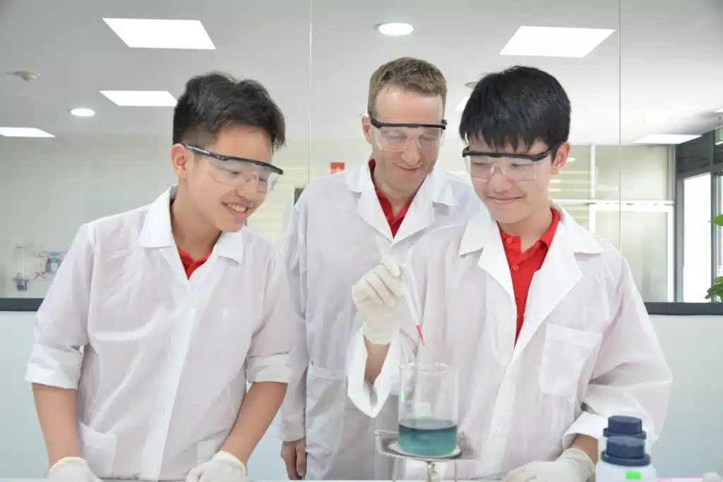 Có hay không phương pháp dung hòa giữa giáo dục Việt Nam và kỹ năng Quốc tế? 5 CRN 0695