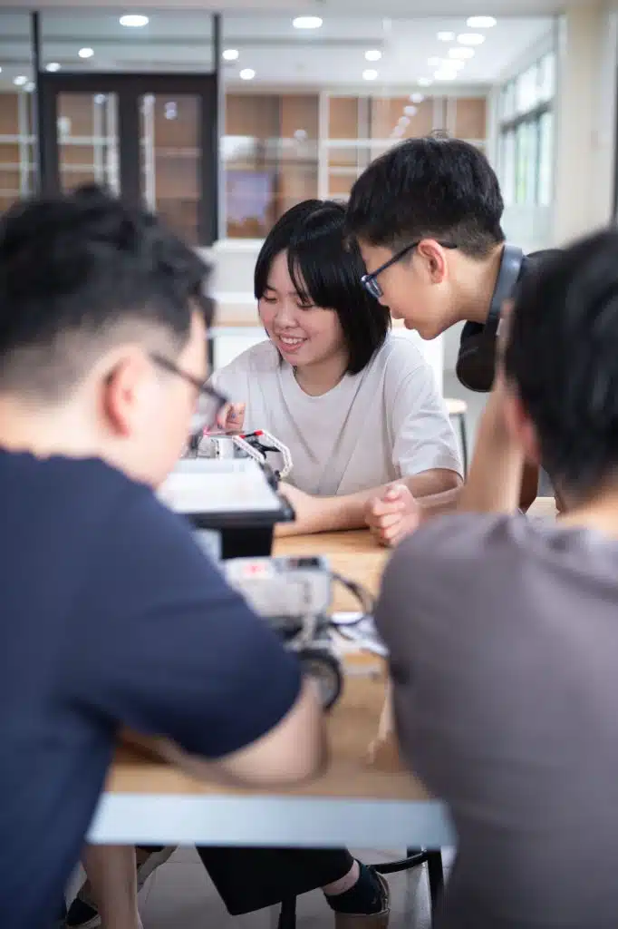 Xưởng sáng chế Makerspace: Điểm kết nối khoa học, công nghệ và thiết kế, sáng tạo 9 CRN 2190