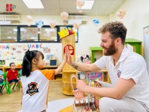 Tiết học tiếng Anh tại Hanoi Academy: Học qua trải nghiệm để trẻ tự tin khám phá thế giới 11 708911120 1445789727590480 4673357139757894541 n