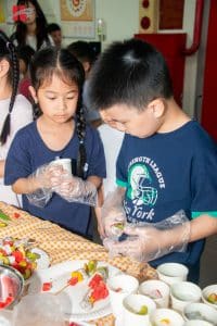Learning Through Experience: Phiên chợ giải nhiệt mùa hè giúp trẻ phát triển kỹ năng sống tại NextGen Summer Camp 10 CRN 5599