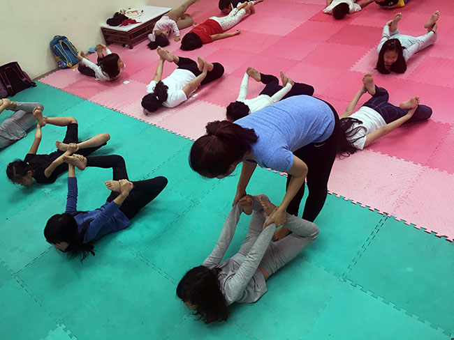 yoga7 Cùng khám phá giờ học Yoga đầy thú vị