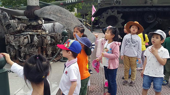 Chuyến dã ngoại thú vị của bé mầm non tại Bảo tàng lịch sử quân sự Việt Nam