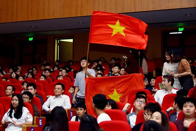 Hàng trăm học sinh Hanoi Academy hòa chung niềm vui chiến thắng cùng U23 Việt Nam