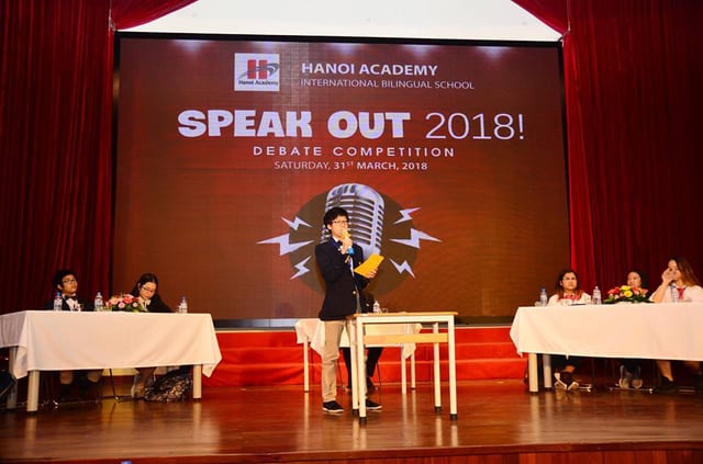 Gay cấn vòng chung kết cuộc thi hùng biện tiếng Anh cho các học sinh trung học tại Hà Nội