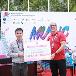 Sự kiện Hanoi Academy Spring Art Market 2019 gây quỹ hơn 100 triệu đồng trao tặng chương trình Cặp lá yêu thương