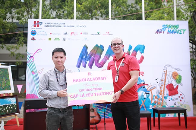 Sự kiện Hanoi Academy Spring Art Market 2019 gây quỹ hơn 100 triệu đồng trao tặng chương trình Cặp lá yêu thương