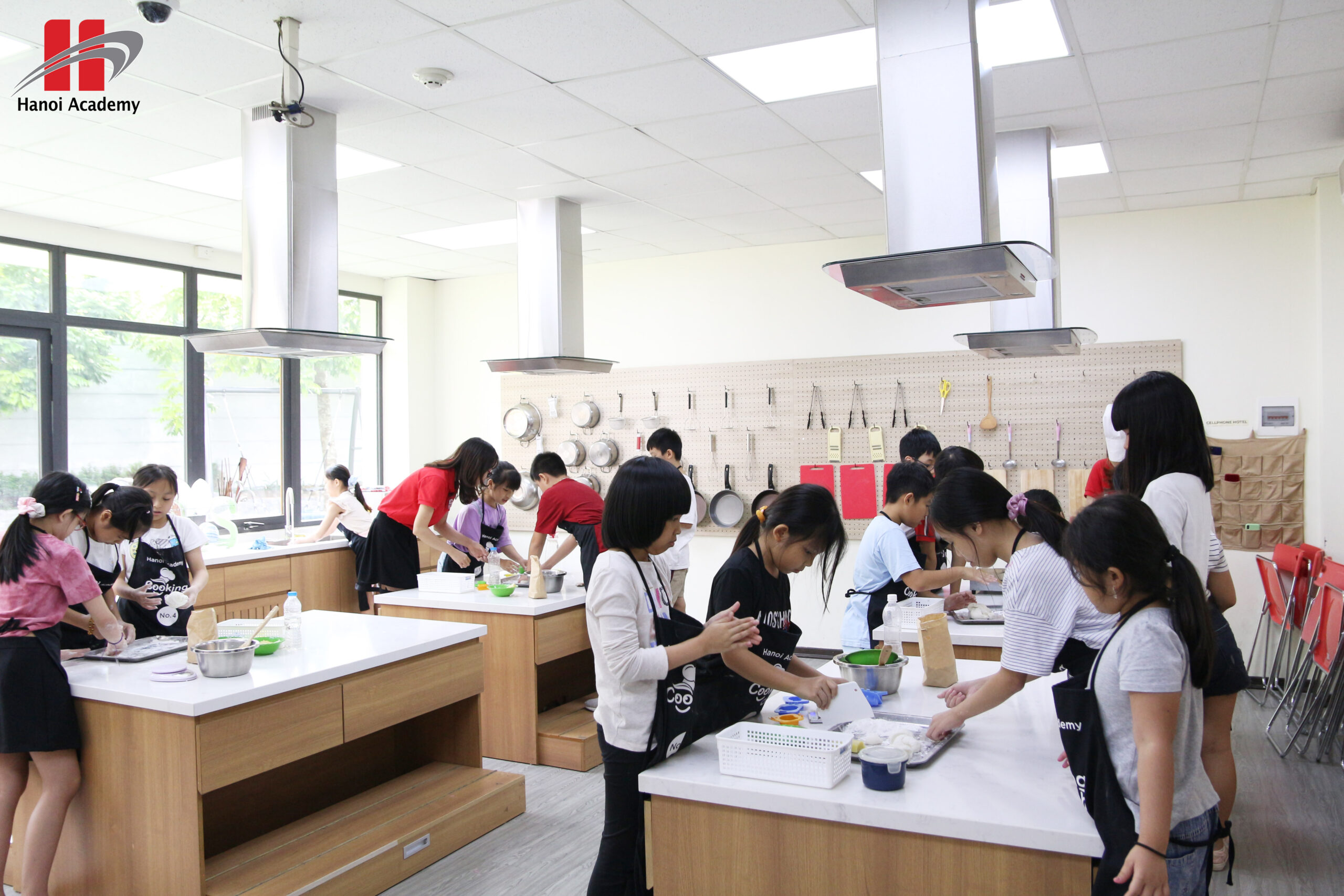 Tập làm bánh trung thu với những đầu bếp nhí của Hanoi Academy