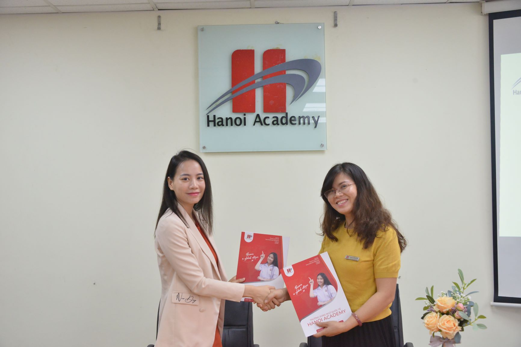 Lễ kí kết hợp tác giữa Hanoi Academy và ELSA Speak