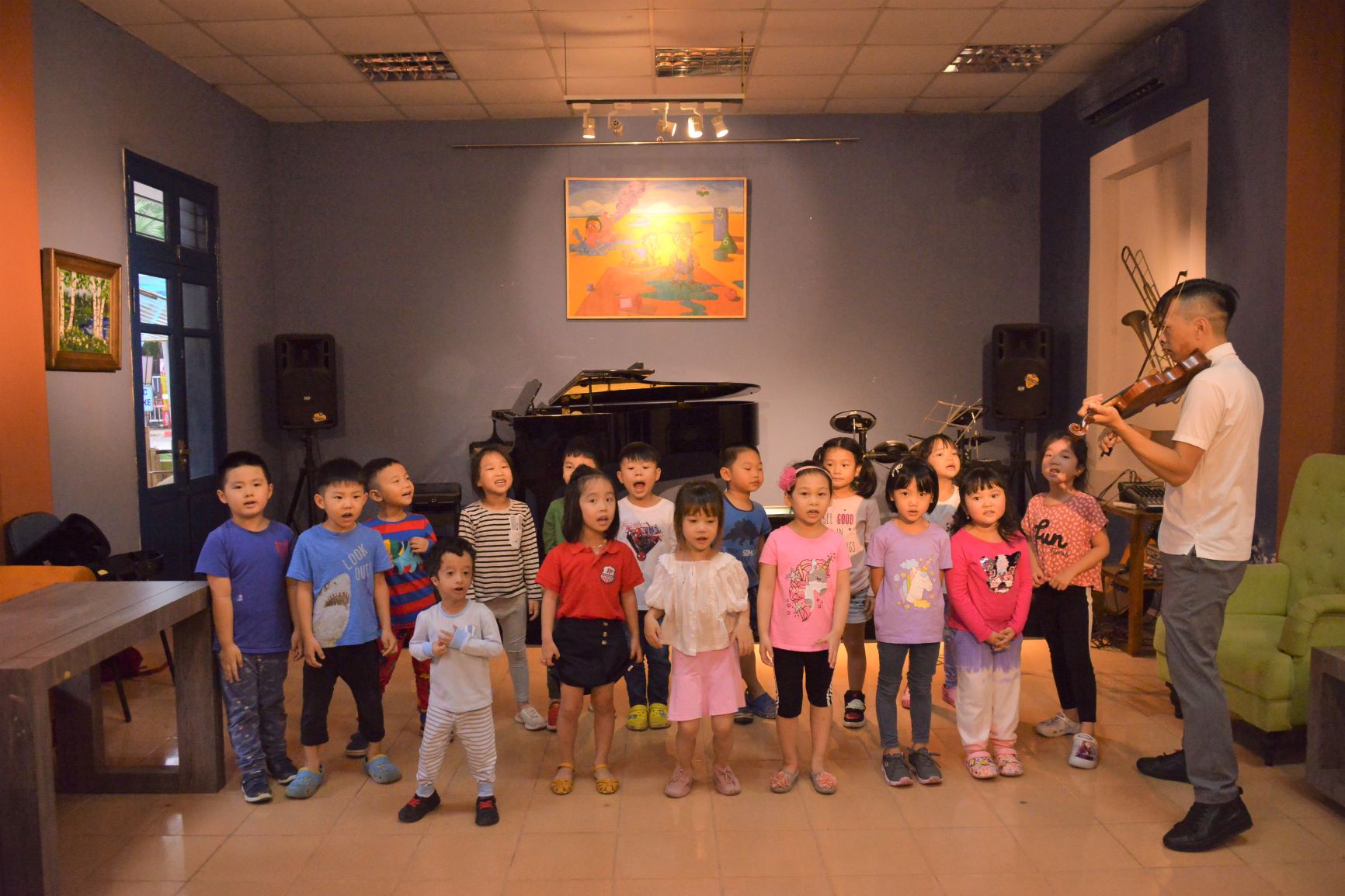 Cùng học về Violin với các bạn nhỏ Trường Hanoi Academy