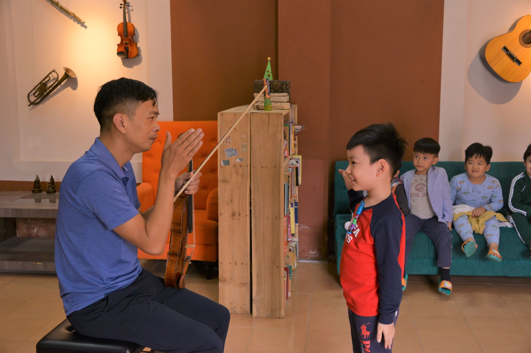 Cùng học về Violin với các bạn nhỏ Trường Hanoi Academy