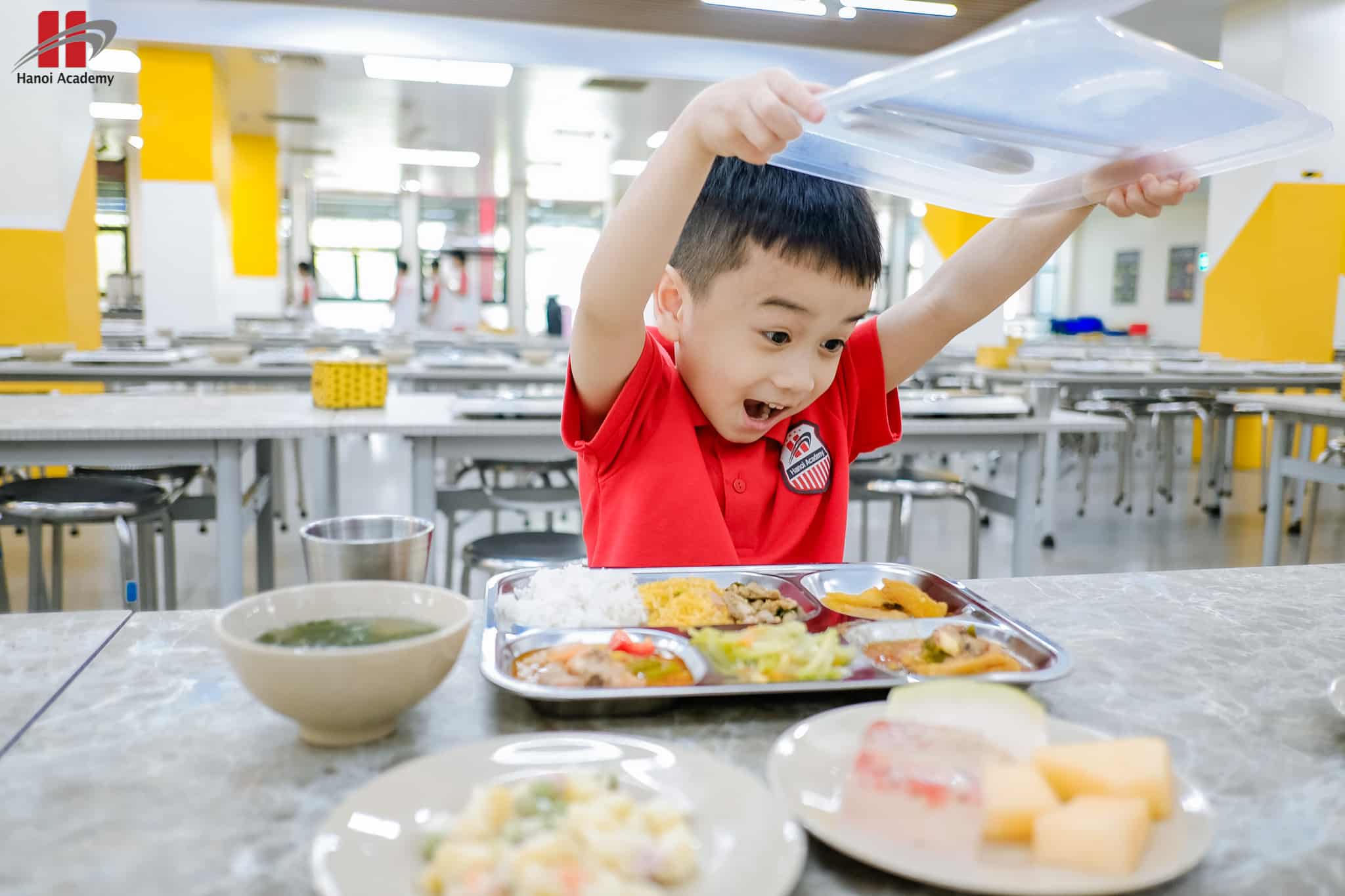 Bữa trưa tại Hanoi Academy: Nơi học sinh rèn kỹ năng sống