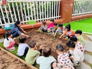Dự án vườn rau xanh tại Hanoi Academy: Nuôi dưỡng sự phát triển - Truyền cảm hứng học tập bền vững 9 587431455 1289623373207117 3442893663722867163 n