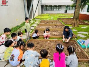 Dự án vườn rau xanh tại Hanoi Academy: Nuôi dưỡng sự phát triển - Truyền cảm hứng học tập bền vững 11 588012336 1289623359873785 5584205737017621686 n