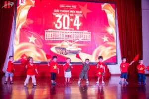 Ngày hội Âm nhạc Sáng tạo “Tự hào Việt Nam” tại Hanoi Academy: Gieo mầm cảm xúc từ những giai điệu đầu đời 9 678402441 1671938611603900 4908235253492475954 n